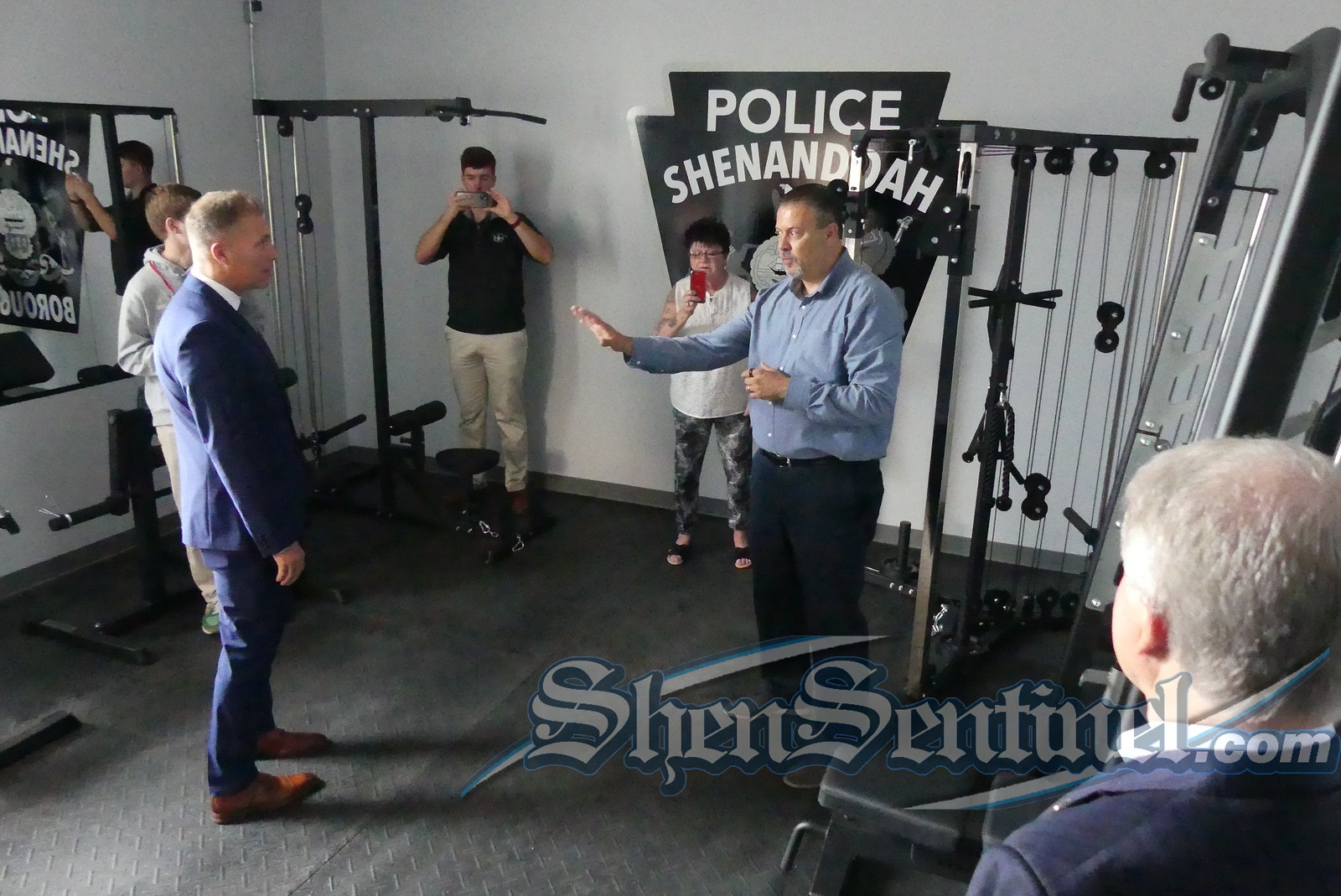 Politicos tour Shenandoah police station, see ’emergency’ repairs, upgrades